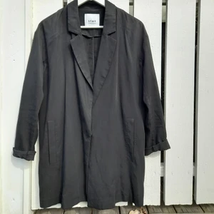 Svarta mjuk kavaj - Fin kavaj i mjukt material. Storlek S men är lite oversize, inte tight på kroppen. Which we love