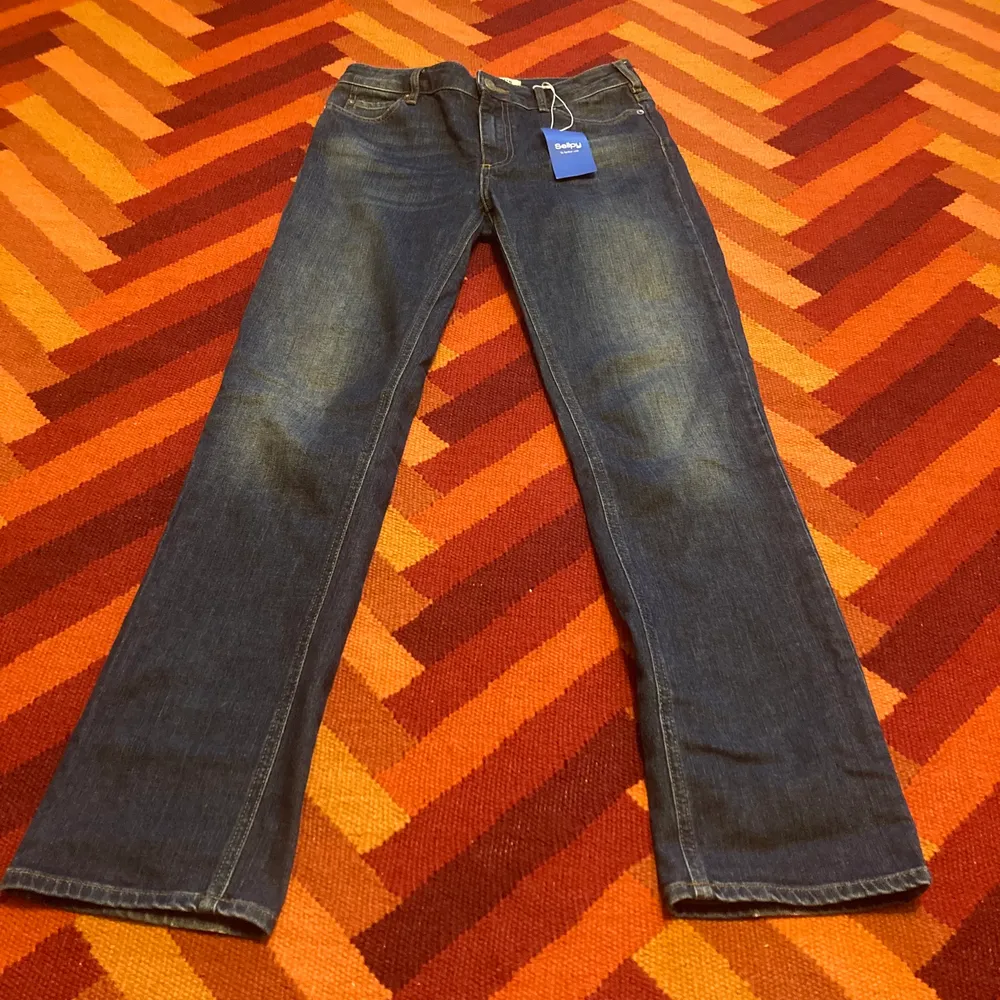Köpta på sellpy för 300kr, säljer då de ej passade. Köparen står för frakt. . Jeans & Byxor.