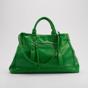 Ursnygg grön väska!!🟩👜 - Helt ny och oanvänd, köpte två väskor och glömde skicka tillbaks denna! Så så snygg och rymlig, perfekt för studenter som vill få plats med massor☺️🌺 Hör av dig för bilder i realtid🥰