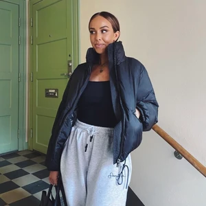 Pufferjacket - Säljer denna puffjackan från Weekday då det inte är min stil, inte mycket använd. Bilderna är inte mina utan från en influencer, men kan såklart skicka bild på den och hur den är på mig💕 Ordinarie pris: 800, säljer för 350💕