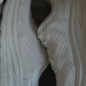 Hoka Clifton 8 sneakers - Stl 38 2/3 anv 2ggr!  Säljer pga fel stl. Nypris 1900:-