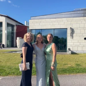 Balklänning - Otroligt fin klänning som får dig o glittra på din studentbal! Nypris 6000kr! Är 169cm lång och klänningen satt perfekt med klackar på. Finns en skarf till som accessoar. Meddela mig om du har övriga frågor. 