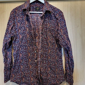 Cool skjorta i stlk L  - Schysst skjorta som tyvärr inte längre passar mig. 