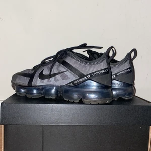 Nike vapor max  - Säljer nu mina i princip oanvända skor, använda Max 5 gånger. Säljer pga att dom är för små för mig.  Nypris: 2200kr