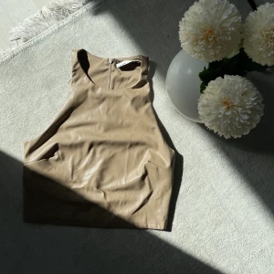 Beige läder topp🤝🏽 - Beige läder topp ifrån pull & bear 💌 storlek S