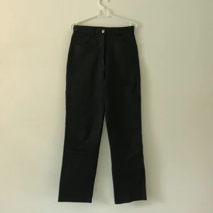 Skinnbyxor - Skinnbyxor i äkta läder. Köpta här på plick men har aldrig använt dem. Det står att dem är i storlek 36 men är väldigt små i storleken så jag skulle nog säga att dem passar en 34a bättre🌟