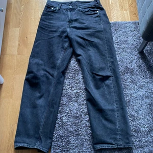 Weekday jeans galaxy - Säljer dessa för tycker dom är för stora på mig och vill köpa smalare. Köpta för 600kr