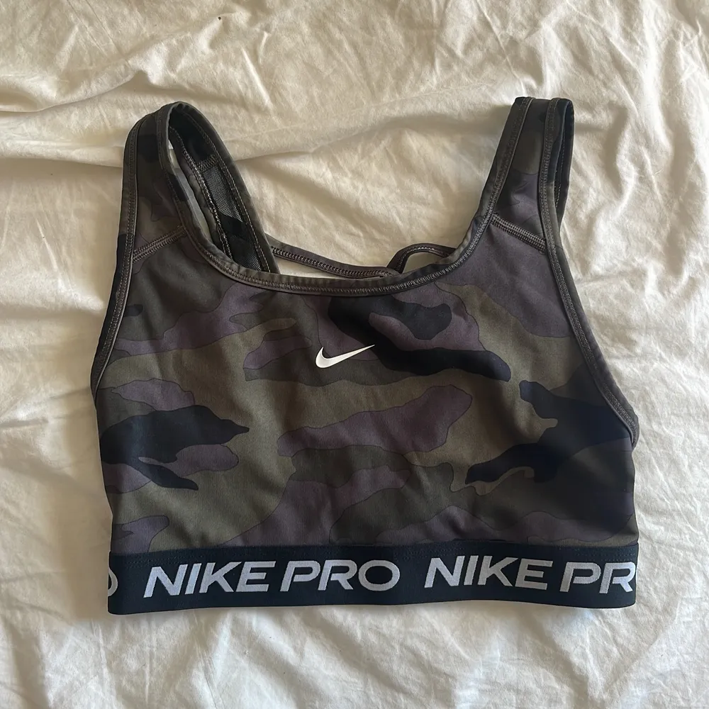 Nike PRO tränings bh i fint skick, inte använd mycket. Storlek M, som alla andra nike PRO storlekar så är den liten i storleken. Skulle därför säga S ❤️‍🔥❤️‍🔥 frakten står du själv för.. Toppar.