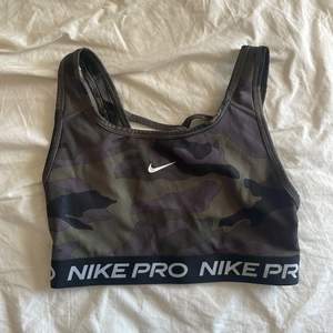 Nike PRO tränings bh i fint skick, inte använd mycket. Storlek M, som alla andra nike PRO storlekar så är den liten i storleken. Skulle därför säga S ❤️‍🔥❤️‍🔥 frakten står du själv för.