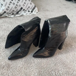 Höga boots - Helt oanvända höga boots i fake läder, slutar en bit under knät på vaden💕
