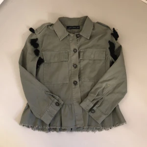 Grön höstjacka - Tunn höstjacka från zara med sååå coola detaljer! Den är i okej skick, någon lös tråd och en liten fläck finns men det märks verkligen inte alls🫶🏼 storlek xs men passar nog s också, använder ej funktionen frakt 79kr