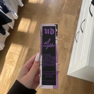 Urban Decay settingspray - Helt ny superbra settingspray från urban decay, helt oöppnad och aldrig ens testad, säljer då jag råkat köpa fel sort då jag behöver en extra natt variant 🤍🤍 nypris 340kr🫶🏼❤️