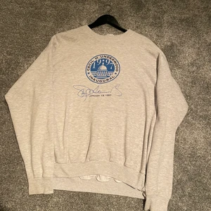 Vinatge sweetshirt  - Grå vintage sweetshirt , i super bra skick inga hål alls!