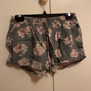 Shorts  - Mjuka blommiga shorts. Använda 4-6 gånger. Sitter bra 