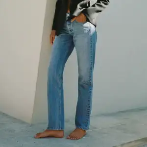 Säljer mina blåa Zara jeans i storlek 32! För mer bilder skriv privat❤️