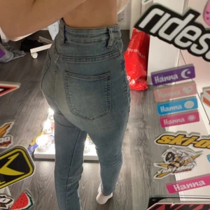 jeans - Säljer dessa fina jeans då dom inte längre kommer till använding.💕 Världens skönaste jeans!! Känns knappt som jeans när man har på dom. Formar kroppen fint, Strl 34, säljer dessa jeans i två olika färger till, gå in och kika.💗