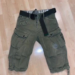 G star cargo byxor  - Superfina G-star cargo byxor  🪴helt okej skick, hål finns på högra benet 🪴Pm:a gärna vid frågor!🪴