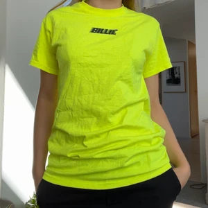 Billie Eilish T-shirt - Köpte denna vibranta neongula Billie Eilish merch på hennes konsert i Stockholm 2019. Använd en gång och är i bra kvalitet. Smått nopprig men verkligen inget man tänker på🌟🤝