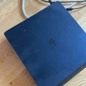 Ps4 till salu med spel nba2k22 och gta v kontroll och sladdar ingår  - Ps4 till salu med spel nba2k22 och gta v kontroll och sladdar ingår 