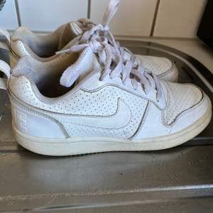 Vita Nike skor i storlek 38 till salu då den ej kommer till användning längre! Frakt kan tillkomma🌟🌟