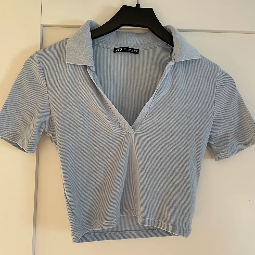 Croppad babyblå piké tshirt, jättesöt och endast använd en gång! Från zara🙌🏼. T-shirts.