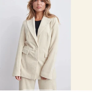 Blazer  - Blazer - Gina tricot  Storlek : 34  Skick : Ny/ aldrig använd , lappar kvar!  Nypris : 549 kr  Köpare står för frakt ! 
