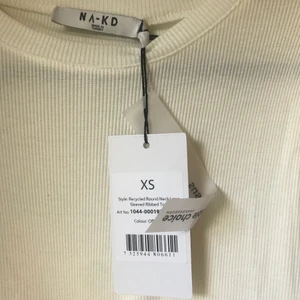 Ribbad vit tröja NAKD - Aldrig använd. Storlek XS. Frakt tillkommer!