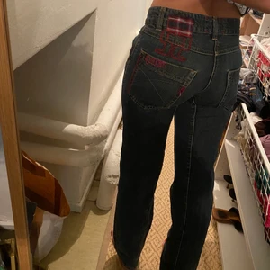 Y2k jeans - Super coola. Säljer för dom ej kommer tillanvöndning. Dom är inte skinny jeans men är absolut tajta. Jag är 155, och dom är ner till mina fötter, barn storlek alltså.  ”Köp nu” funktionen funkar ej för mig, så hör av dig istället om du är intresserad.