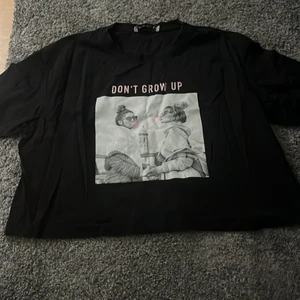 Hehe -  här säljer jag en svart don’t Grow up tröja 