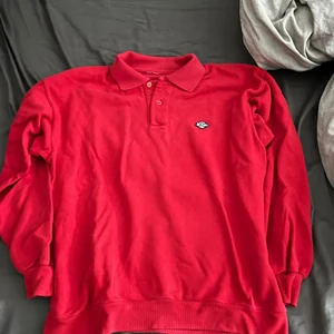 röd piké  - köpt på secondhand men aldrig kommit till användning 