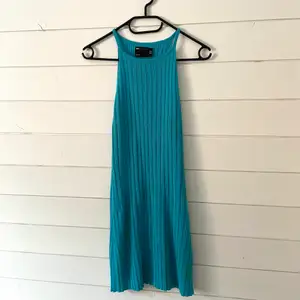 Superfin blå klänning i ribbat material, storlek 36, använd 1 gång