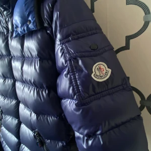 Moncler jacka - Mörkblå monclerjacka i modellen bady som passar xxs-s ca. Äktahetsbevis finns såklart!💞