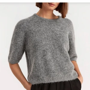 Stickad t-shirt - Säljer min så så fina stickade kortärmade tröja från Lindex. Använt fåtal gånger, som i nyskick. Köpare står för frakt!