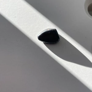 kristall, hematit - trumlad hematit, ca 1 cm. den är mer metallic i verkligheten. första bilden är på kristallen i solen för att visa färgen bättre. säljer pga att jag slutat med witchcraft. om du har några frågor eller vill ha fler bilder är det bara att skriva❤️