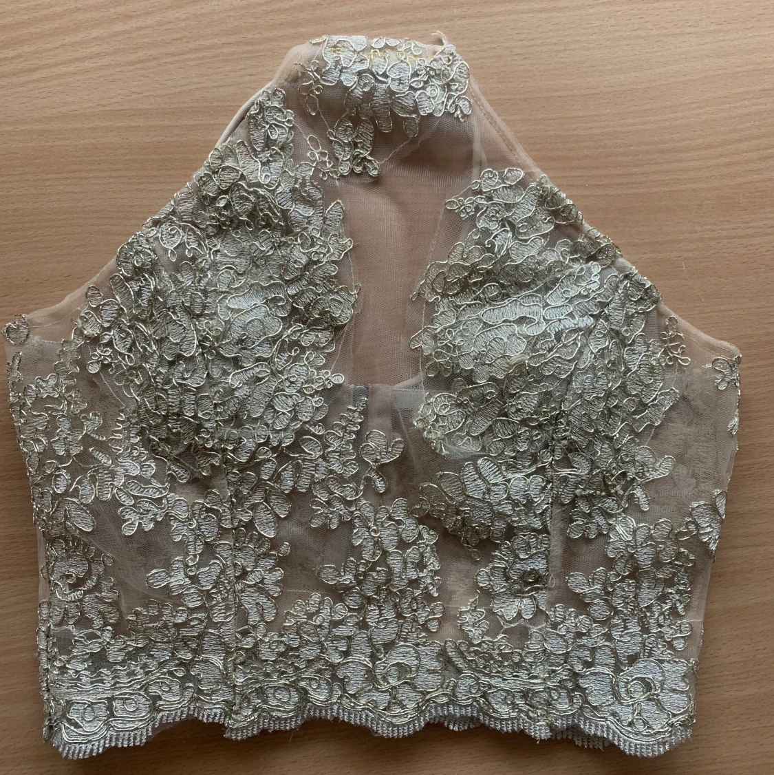 Mesh top med gulddetaljer  - 91