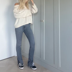 gråa medlemidjade jeans - Från zara o köpt för 2 års sedan! Varsamt använda men en av hylsorna har gått av (kan skicka bild), men går lätt att sy fast ifall man vill ha skärp!  Jag är drygt 170 så jeansen passar nog dig mellan 165-175!❤️