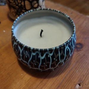 Voluspa, 89% kvar - Voluspa doftljus french linnen, 89% kvar. Björk and berries Never spring edp parfym 50ml, endast prövad någon enstaka gång. Luktar himmelskt. Nypris på den ca 799 kr. 