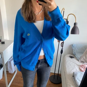 Kofta lacoste - Så fin blå kofta från Lacoste en knapp saknas