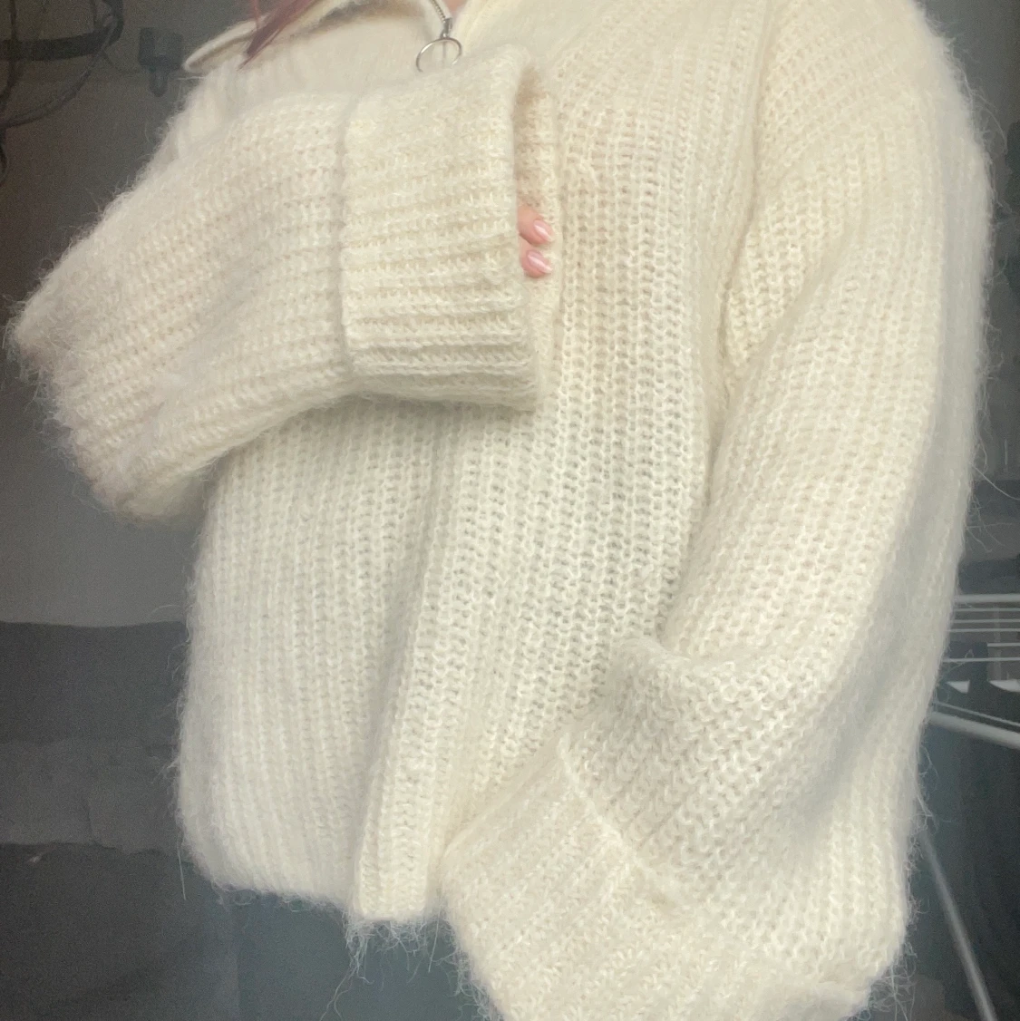 Stickad fluffig tröja med krage