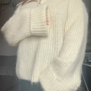 Stickad fluffig tröja med krage - Superskön och varm oversize tröja i alpacamix. Stora vida ärmar och detaljer i silver. Använd ett fåtal gånger. 