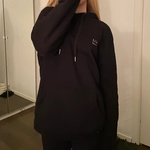 Hov1 hoodie - Aldrig använd, hov1 senaste merch - barn av vår tid tour💕 Om det är fler som är intresserade så blir det budgivning, köp direkt för 900  !! Köparen står för frakt !! 