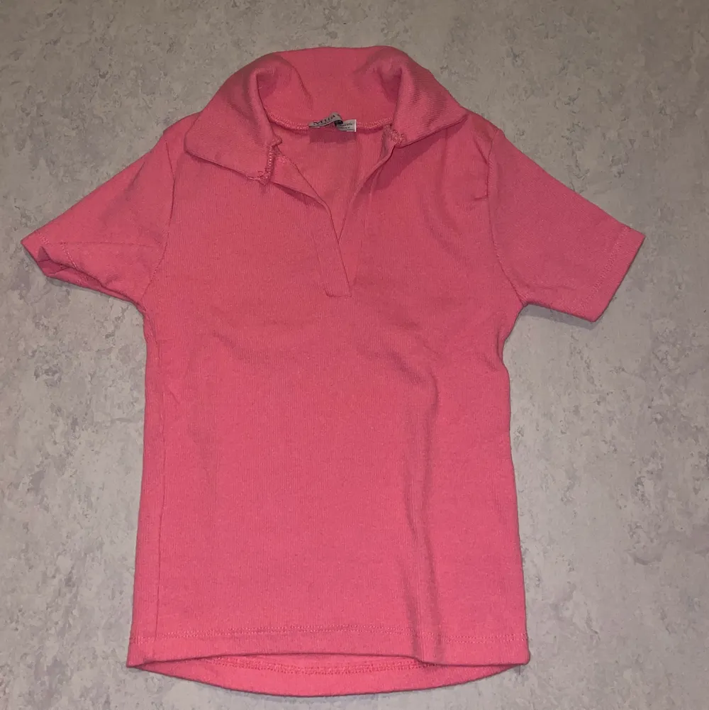 en jätte fin rosa tröja! storlek S, köpte den när jag va utomlands. . Tröjor & Koftor.