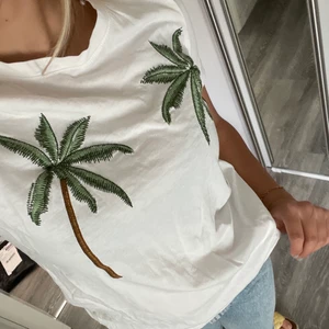 T-shirt med palmer - Vit t-shirt med palmer🌴