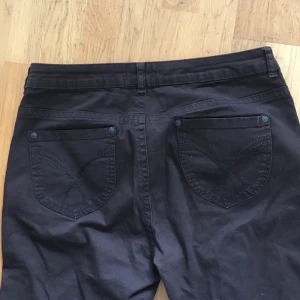 Bruna jeans - Snygga bruna jeans köra second hand. Kommer från Lindex💙