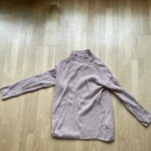 Rosa stickad tröja ifrån Only - En rosa stickad tröja i storlek xs ifrån Only. Den är mer rosa i verkligheten än vad som det ser ut att vara på bilden. I passformen är den oversized och längden är 73 cm ifrån kragen. Tröjan har polokrage. Fler bilder kan fås! Kan skickas 