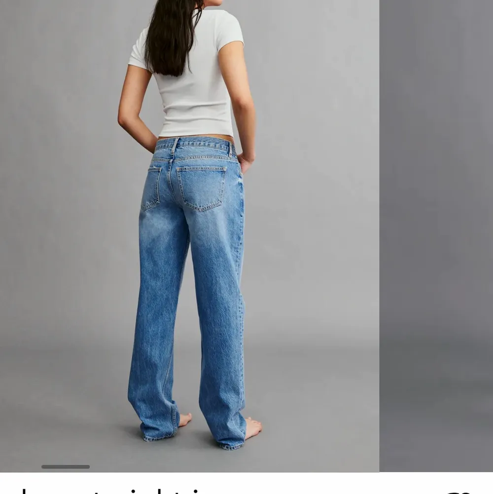 Säljer ett par jeans från Gina tricot i stolek 36. Dom är superfina men tyvärr lite för korta för mig som är 175. Bilderna är lånade från hemsidan, skriv till mig så skickar jag fler bilder från mig. . Jeans & Byxor.
