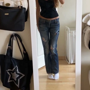 Guess jeans - Ett par skit snygga jeans men dom är lite för korta för mig tyvärr. Dom är i toppen skick och det finns en dragkedja längst ner som man kan reglera, köparen står för frakt