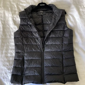 Väst - En väst från Zalando. Köpte den förra året för 350 kr, men den va för stor för mig. Västen är i storlek S/M och funkar perfekt nu till hösten. Den har dessutom en luva som ligger i västen, men den är tun så ni är medvetna om det😊🥰