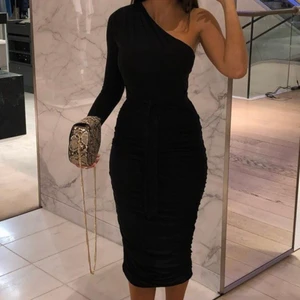 Elegant klänning från FemmeLeux - En TOTALT oanvänd klänning från femme leux (online). Direkt från hemsidan upp på galjen. Jag råkade köpa en liknande klänning så har nu två nästan likadana klänningar😄hör av vid intresse. Bra med stretch och jätte lent material!