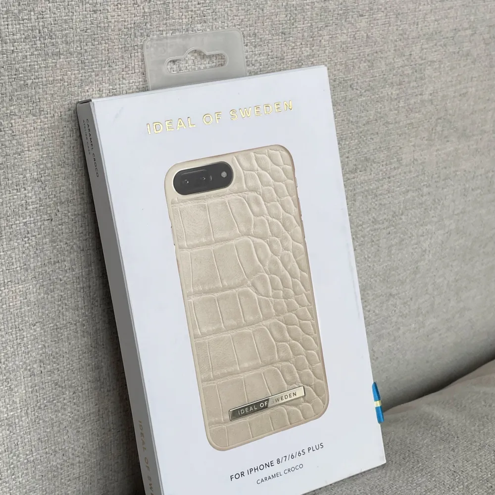 Helt oanvänt skal från Ideal of Sweden i modellen ”Caramel Croco” som passar till iPhone 8/7/6/6S PLUS. Kvar i originalförpackning.   Köpt för 399kr -> säljs nu för 100kr.. Accessoarer.